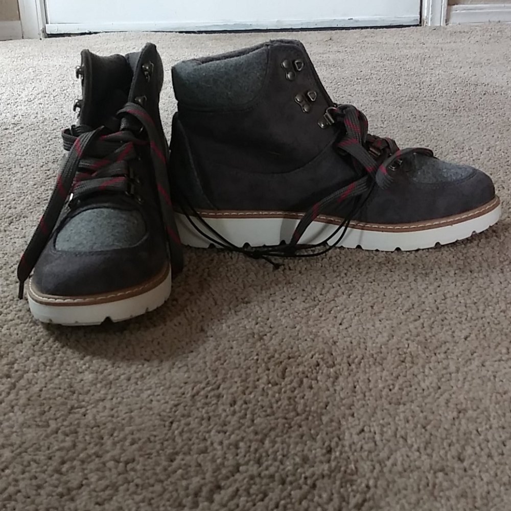 Memory foam sneakers for winter.